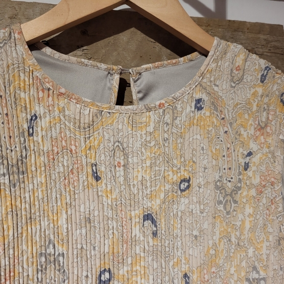 Elegant Cream and Gold Women's Dress - Picture 2 of 7